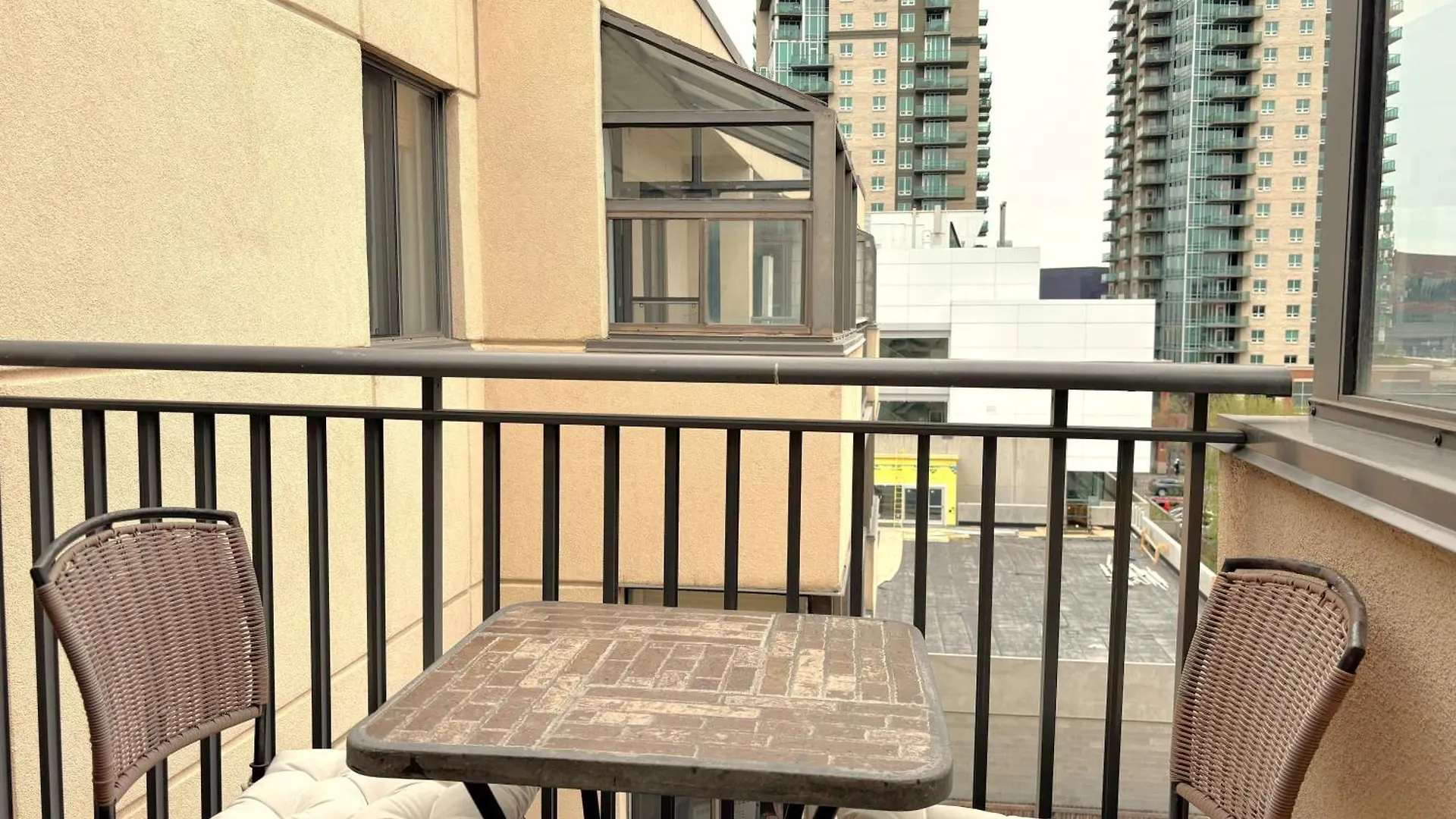 YYC Roomy Top Floor At Stampede W Free Parking And Ac